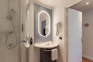 La salle de bains est pourvue d'un lavabo, d'une douche et d'un miroir. dans l'établissement ibis Nice Centre Notre Dame, à Nice