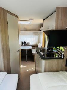 a small room with a kitchen and a sink at Reisemobil Zentrum Berlin in Berlin