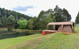ハーネールツバーグにあるSilver Mist Resortの湖畔の野原テント