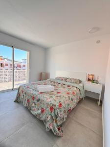 a bedroom with a bed and a large window at CISNE Hostal by Nest in San Antonio