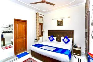 1 dormitorio con 1 cama con almohadas azules en ASR Guest House, Janakpuri, New Delhi, en Nueva Delhi