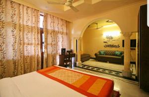 1 dormitorio con 1 cama y sala de estar en ASR Guest House, Janakpuri, New Delhi, en Nueva Delhi
