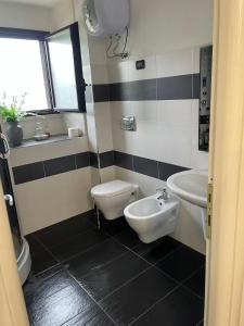een badkamer met een toilet, een bidet en een wastafel bij Casa Vacanze Frattura in Frattura