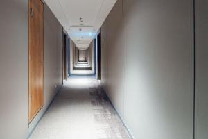 un corridoio in un edificio per uffici con un lungo corridoio di Home Inn Zhangjiajie Tianmen Mountain Branch a Zhangjiajie