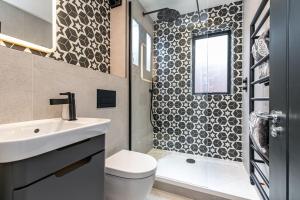 Et badeværelse på Flat 2, 161 Crescent Road Luxury Apartment
