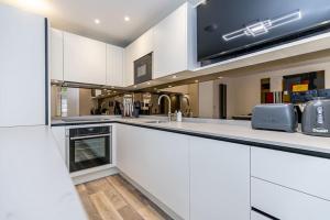 Køkken eller tekøkken på Flat 2, 161 Crescent Road Luxury Apartment