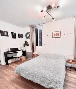 une chambre blanche avec un lit et un bureau dans l'établissement Le Duplex, 1 chambre, Parking gratuit & Wifi, à Ruelle-sur-Touvre
