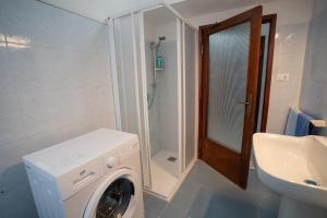 La salle de bains est pourvue d'un lave-linge et d'un lavabo. dans l'établissement Da Nonna Tina VistaMare, à Piombino