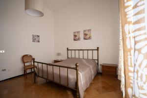 - une chambre avec un lit et une chaise dans l'établissement Da Nonna Tina VistaMare, à Piombino