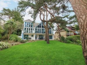 una casa grande con un árbol en el patio en 5 Red Sails en Poole