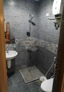 a bathroom with a sink and a shower and a toilet at فيلا رائعه في الساحل الشمالي مارينا 6 اطلاله بحر in El Alamein
