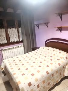 a bed in a room with purple walls at Studio with furnished terrace and wifi at Menaza in Menaza