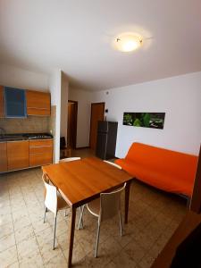 Habitación con cama, mesa y sillas. en Residence Tonin Trilocale, en Bibione