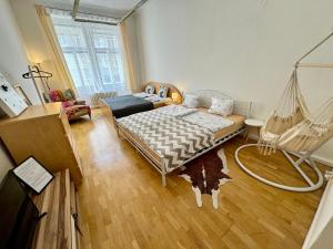 um quarto com uma cama de baloiço e uma rede de descanso em Epic apartment in the City Center em Praga