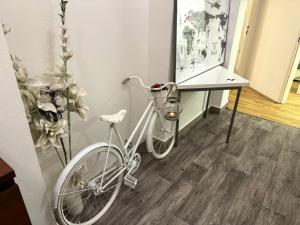 uma bicicleta estacionada ao lado de uma mesa num quarto em Epic apartment in the City Center em Praga