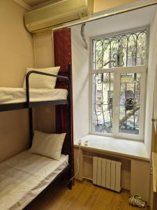 een kamer met 2 stapelbedden en een raam bij P2B hostel & bar in Kiev