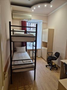 een kamer met 2 stapelbedden en een bureau bij P2B hostel & bar in Kiev