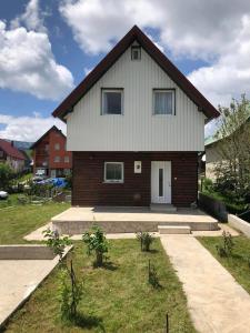 a large house with a white at Kuća Čepić in Žabljak