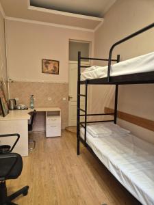 een kamer met 2 stapelbedden en een bureau bij P2B hostel & bar in Kiev