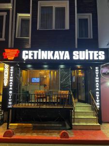 um edifício com uma placa que lê gettiniya suites em Taksim Cetinkaya Suite em Istambul
