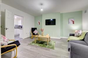 uma sala de estar com um sofá e uma mesa em Stunning and Lovely 3 Bed House - Catch 22 em Coventry