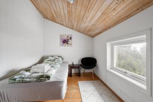 een slaapkamer met een bed en een raam bij Boukersen Heim in Tromsø