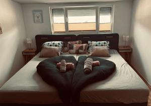 מיטה או מיטות בחדר ב-Stadt & See Appartement Penthouse inkl MIC Card