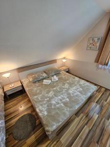 - une chambre avec un grand lit dans l'établissement Apartments Luka, à Rakovica