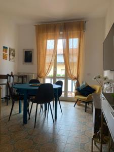 a living room with a blue table and chairs at A Casa Così B&b in Marzocca di Senigallia +16 photos
