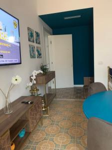 a living room with a table and a blue wall at A Casa Così B&b in Marzocca di Senigallia
