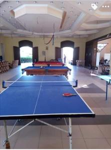 una habitación con mesas de ping pong en el medio en القاهره en Ḩulwān