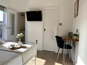 una camera con letto, tavolo e TV di Deluxe Stays @ Libra Spaces a Hull