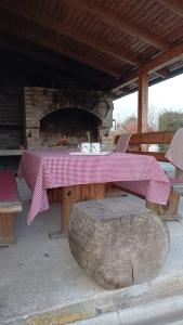 un tavolo da picnic con una tovaglia rosa di Kuća za odmor Duga Pet friendly imanje 13500 m2 