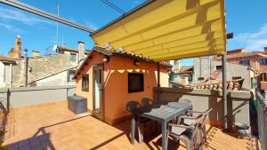 a patio with a table and chairs on a balcony at Ca Rossa - Venezia in Venice