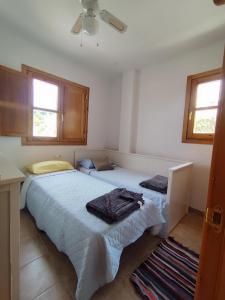 um quarto com uma cama grande e toalhas em El mirador del beregenal em Enix