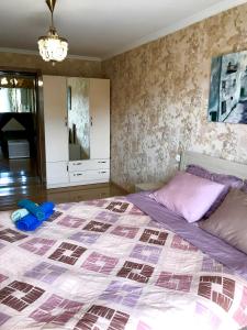 ein Schlafzimmer mit einem großen Bett und einem Spiegel in der Unterkunft Homee in Tbilisi City