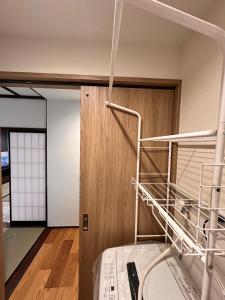 Giường tầng trong phòng chung tại あざみ庵山中温泉