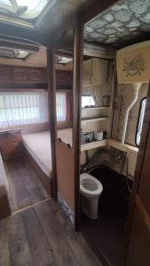 Baño pequeño con aseo y lavamanos en Zážitkový pobyt v karavanu u Slezské Harty, 