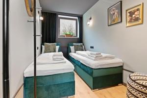 - une chambre avec 2 lits dans l'établissement Flatista Homes - Jungle House, à Munich