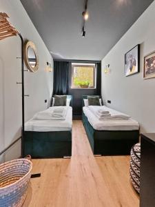 Habitación con 2 camas en una habitación en Flatista Homes - Jungle House, en Múnich