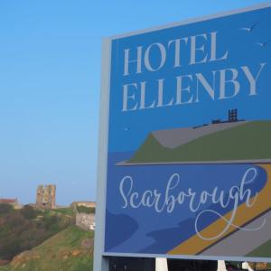 um sinal para um hotel El Salvador com um castelo ao fundo em Hotel Ellenby em Scarborough