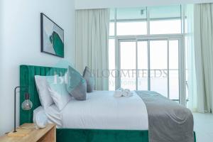 ein Schlafzimmer mit einem großen Bett und einem großen Fenster in der Unterkunft Modern 1 Bedroom In Thalassa in Abu Dhabi