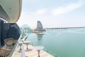 einen Blick auf das Wasser vom Balkon eines Gebäudes in der Unterkunft Modern 1 Bedroom In Thalassa in Abu Dhabi