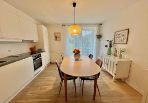 een keuken en eetkamer met een tafel en stoelen bij 300 meter walk to LEGO HOUSE - 80m2 two bedroom apartment with garden in Billund