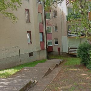 un bâtiment avec des marches menant à un bâtiment dans l'établissement Cosy apartment, à Jajce