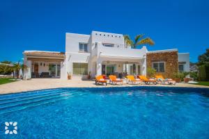 Villa con piscina frente a una casa en Villa Tuvalu by Abahana Villas, en Moraira