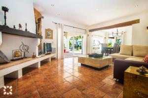 sala de estar con sofá y chimenea en Villa Tuvalu by Abahana Villas, en Moraira