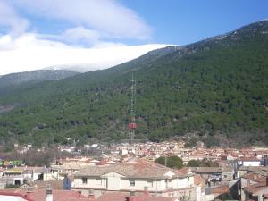 a view of a town with a mountain in the background at Edificio Reyes in La Adrada