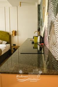 a glass counter top in a room with a bed at RoApart- Studio de lux cu vedere lac si mare la 2 min de plaja in Mamaia
