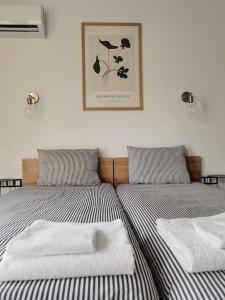 zwei Betten in einem Schlafzimmer mit Handtüchern darauf in der Unterkunft The Courtyard 2Bdrm Apartment in Sofia